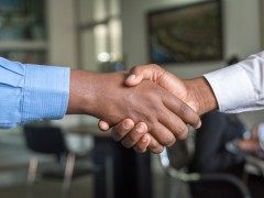 握手是怎么成为通用的问候方式的？When did shaking hands become a standard way of greeting someone?