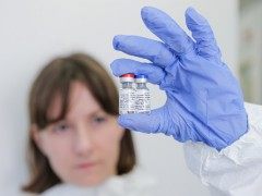 俄罗斯注册世界首款新冠疫苗 普京女儿已接种Putin claims Russia has developed world's first coronavirus vaccine, says h