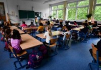 冬季抗疫需开窗通风 德国学校建议学生带毯子上学German children told to bring blankets to school as windows left open to prev