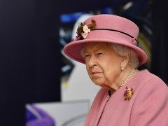 英国王室卖货补贴“家用”，一双袜子售价69英镑Queen Elizabeth sells socks to solve royal cash crisis