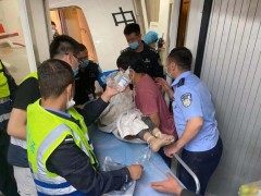 ​“能不能把飞机叫回来？” “能！”Dozens of people work together to save boy's badly damaged arm