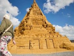 21.16米！世界最大沙堡在丹麦亮相 灵感源自新冠病毒World’s biggest sandcastle constructed in Denmark