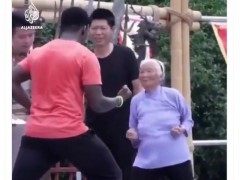 火到国外！当98岁中国“功夫奶奶”和外国小伙切磋武艺……赵立坚都赞了