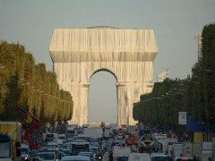 疯狂梦想终于成真：被包裹的巴黎凯旋门The Arc de Triomphe is wrapped in fabric, a vision six decades in the making