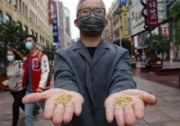 ​20万“黄金米”丢入黄浦江，艺术家回应：为了反浪费Find out why performance artist threw 500g of grain-shaped gold away