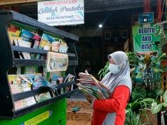 阅读环保两不误：印尼一图书馆推出“垃圾换书”服务Your trash for our books: Indonesian library creates literacy from litter