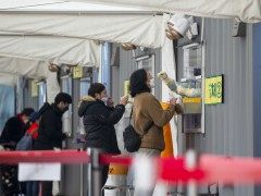 扛不住了！韩国叫停与病毒共存模式，禁止5人及以上社交聚会South Korea bans gatherings of 5 or more people amid virus surge