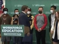美国一州长训斥戴口罩学生：摘掉吧，太可笑了Florida Gov DeSantis berates students for wearing masks