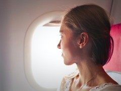 乘务员告诉你：坐飞机这么花钱最亏！Things you should never buy on planes, according to flight attendant