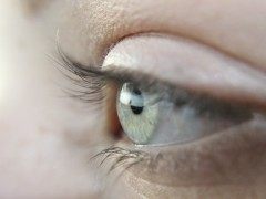 中国科学家研发新型隐形眼镜，可实时监测眼压辅助治疗青光眼Contact lens that can release drug could be used to treat glaucoma