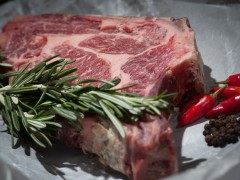 为减少碳排放 荷兰城市全球首禁肉食广告Dutch city becomes world’s first to ban meat adverts in public