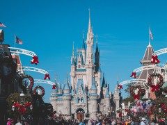 美国迪士尼乐园票价飞涨 多数粉丝称乐园已“失去魔力”Disney World 'enthusiasts' say theme park has 'lost its magic&