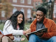 受种族歧视、教育高成本等影响 美国非裔大学生毕业率低于其他族裔群体Discrimination and caretaking contribute to lower college completio