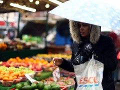 英国食品杂货通胀率连续9个月达两位数，民众生活成本危机难解、高通胀加剧贫富差距UK supermarket inflation hits record high