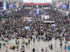 “五一”假期预计全国营业性客运量超2.7亿人次Passenger traffic in China soars during May Day holiday