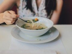 专家谈：喝骨头汤真的有益健康吗？Is drinking bone broth good for you? Experts weigh in.