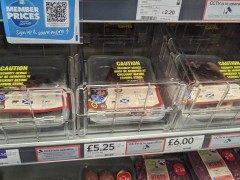 生活成本危机致盗窃案激增，英国超市减少商品陈列、给牛排奶酪"上锁"Steak, coffee and cheese locked up as shoplifting rises